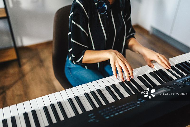 弹钢琴的年轻女人照片图片素材