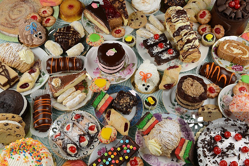 精美瓷器上的甜点图片素材