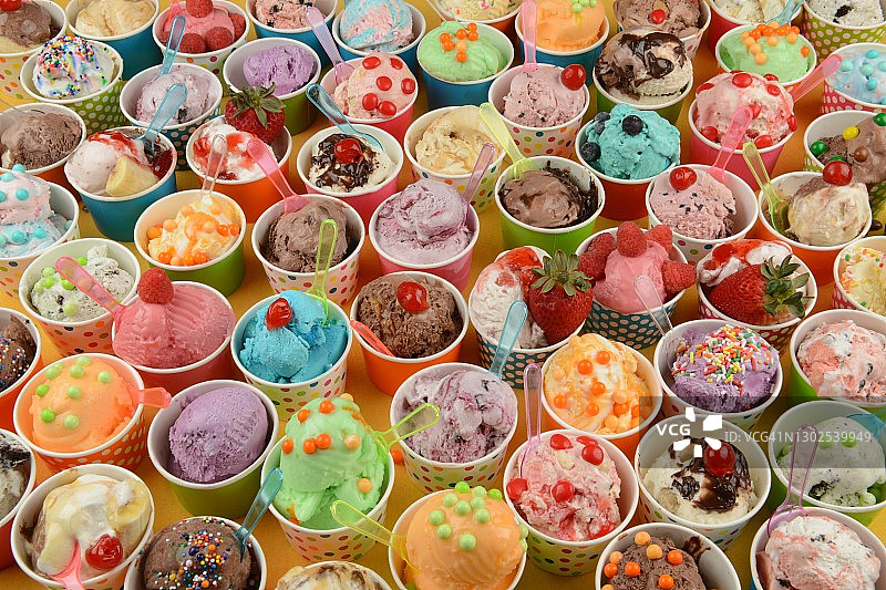 杯装冰淇淋配勺子图片素材