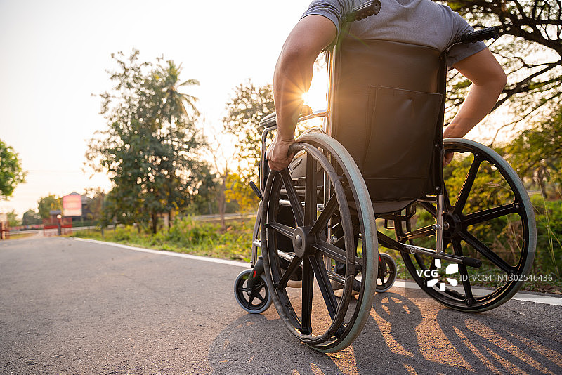坐在轮椅上的病人或残疾男人图片素材
