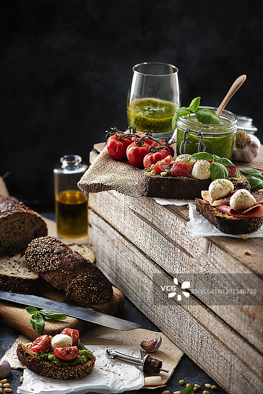 香蒜酱番茄面包片图片素材