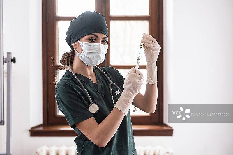 准备新冠疫苗注射的女医生或护士肖像图片素材