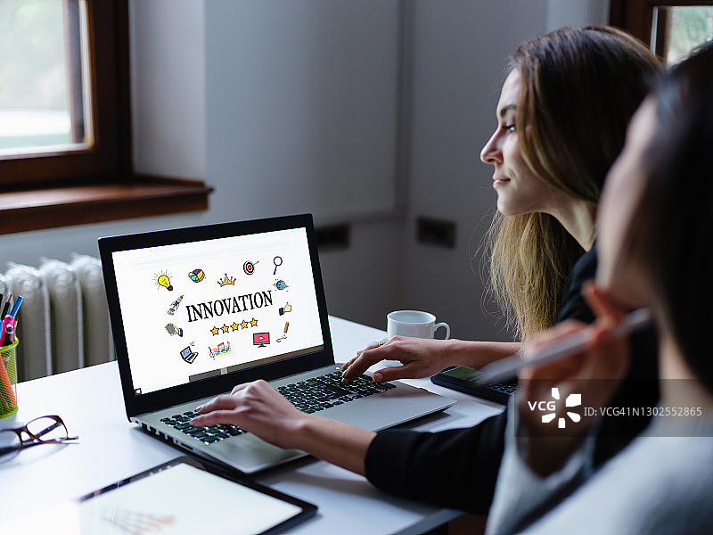 办公室电脑屏幕上的创新概念图片素材