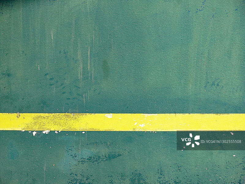 布鲁塞尔带有铜绿的绿色混凝土墙上涂的黄线图片素材