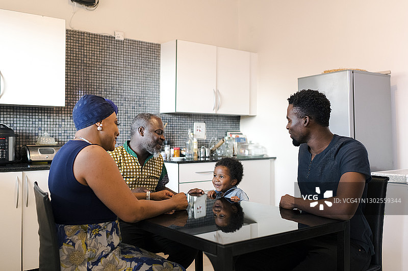 祖父母与成年儿子和孙子在厨房图片素材