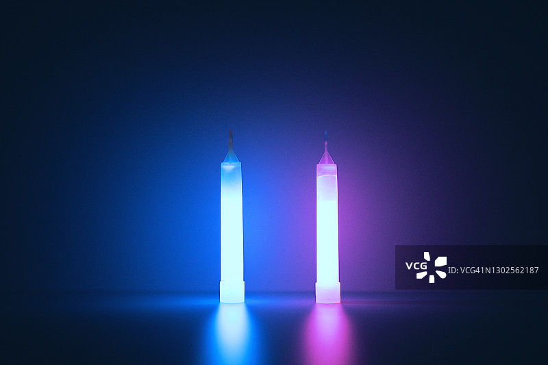 黑暗中的荧光棒图片素材