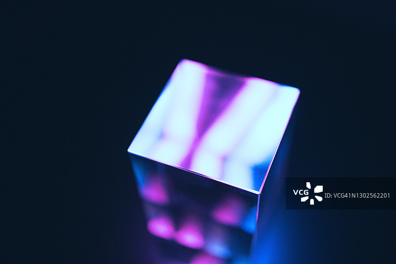 黑暗中的棱镜和荧光棒图片素材