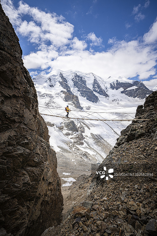 徒步旅行者在吊桥上，瑞士恩嘎丁图片素材