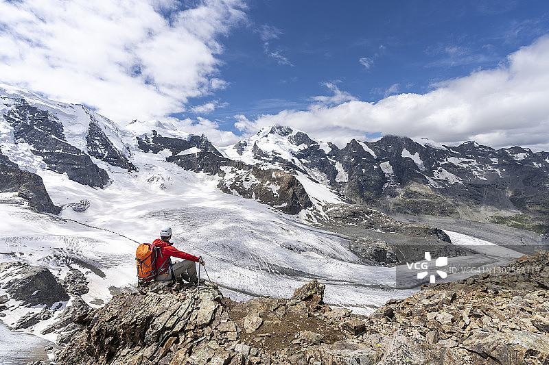 瑞士恩嘎丁特罗瓦特峰顶的男人图片素材