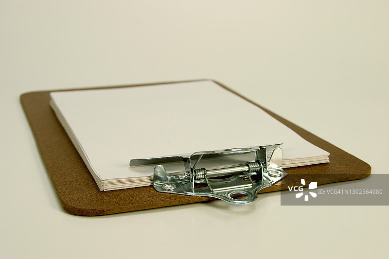 夹着纸的剪贴板图片素材