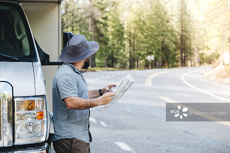 男人在路上看地图图片素材