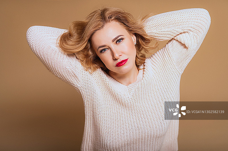 一位穿着牛仔裤的年轻欧洲成年女性的温馨肖像，积极情绪的写真图片素材