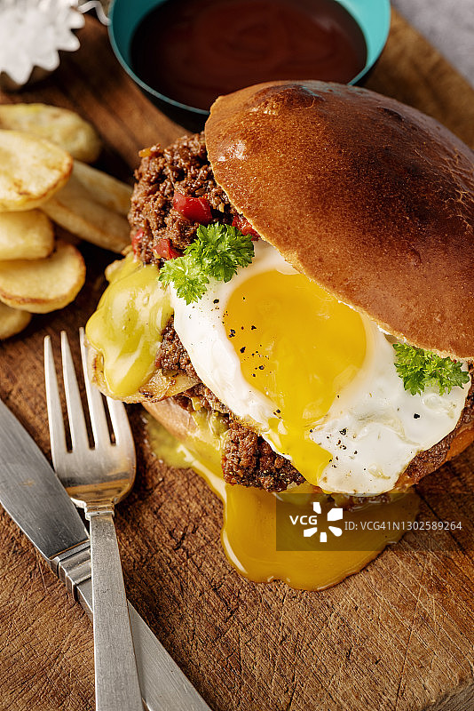 百万牛排配煎蛋图片素材