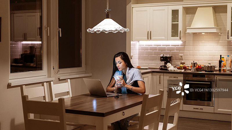 亚洲女人在家工作到深夜图片素材