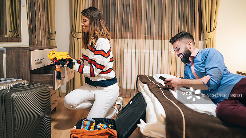 情侣深夜到达酒店图片素材