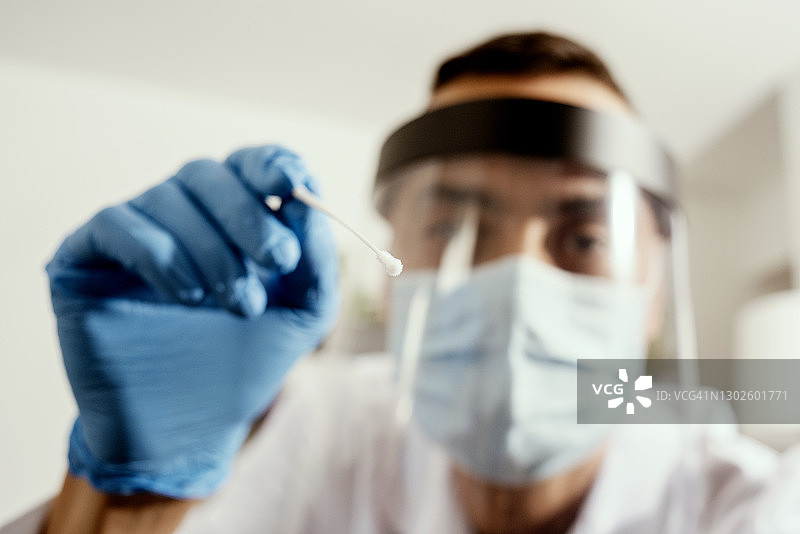男护士进行鼻咽拭子培养图片素材