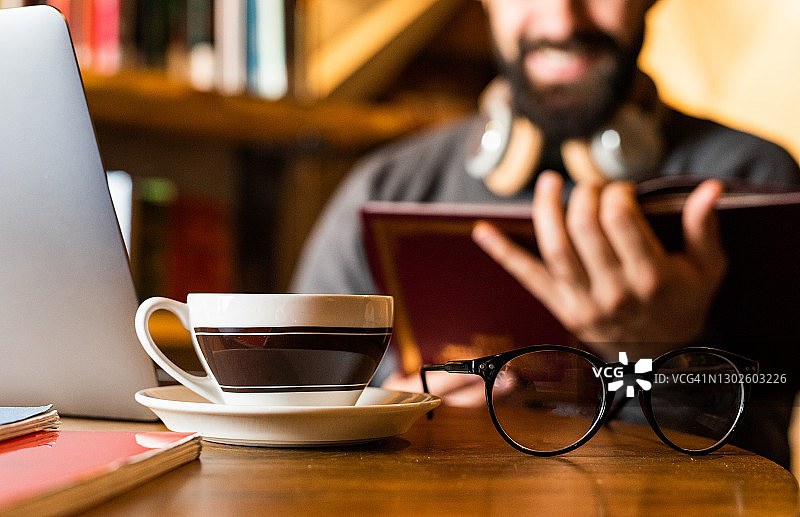 眼镜和咖啡杯图片素材