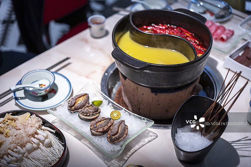 餐桌上的海鲜火锅特写图片素材