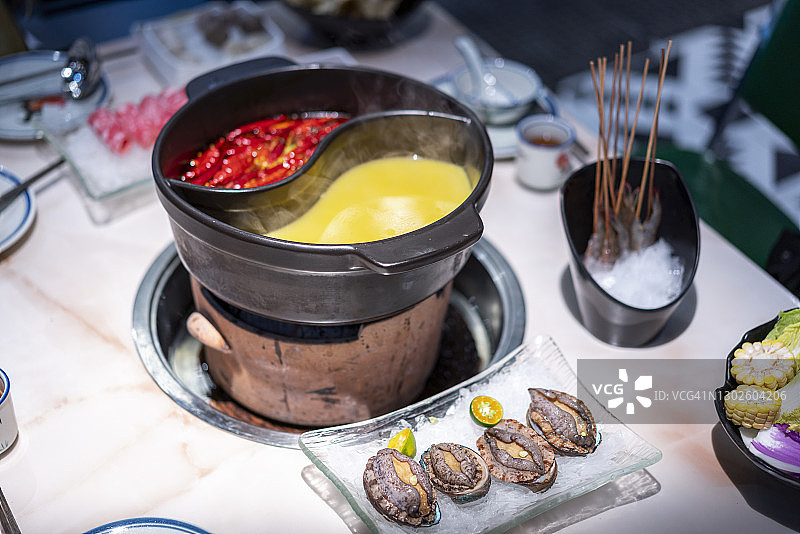 餐桌上的海鲜火锅特写图片素材