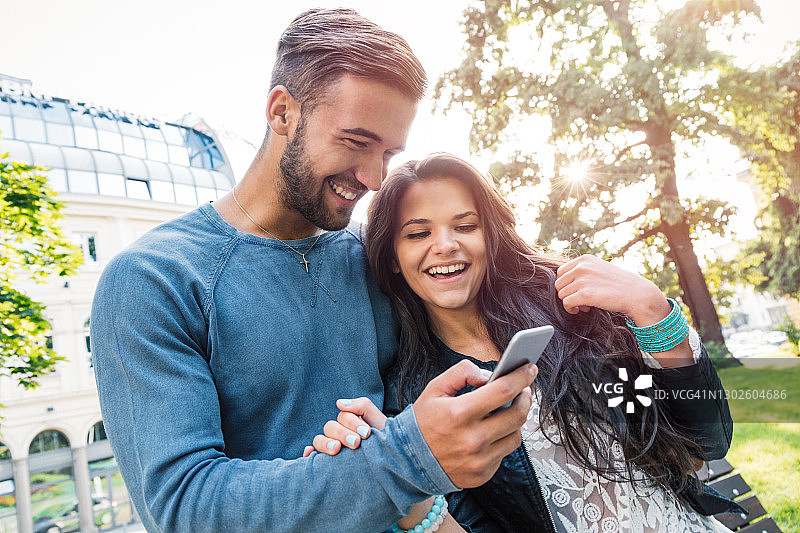 情侣在城市里玩耍图片素材