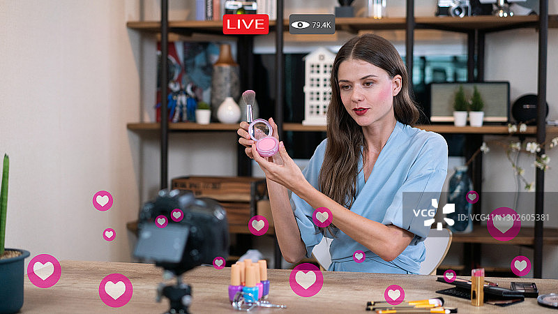 女子化妆并录制直播视频图片素材