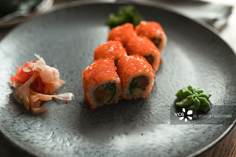 美味的三文鱼加州寿司卷，配芥末和姜图片素材