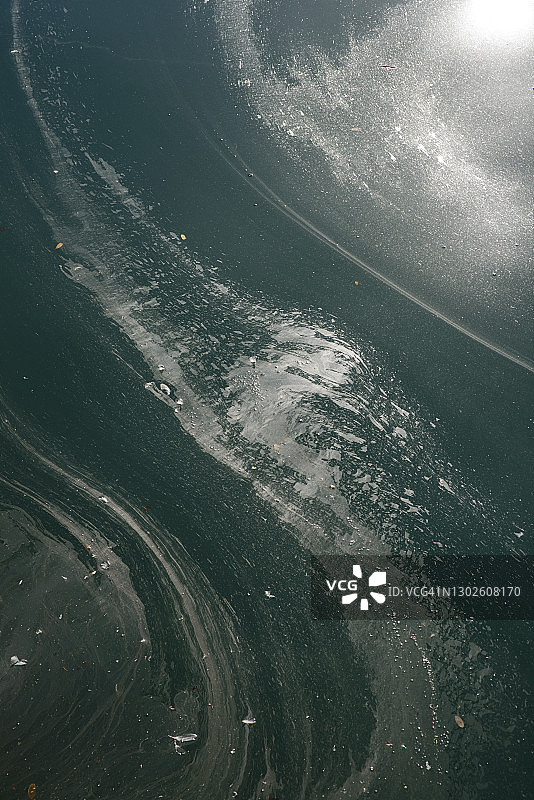 巴塞罗那港口的油污水图片素材