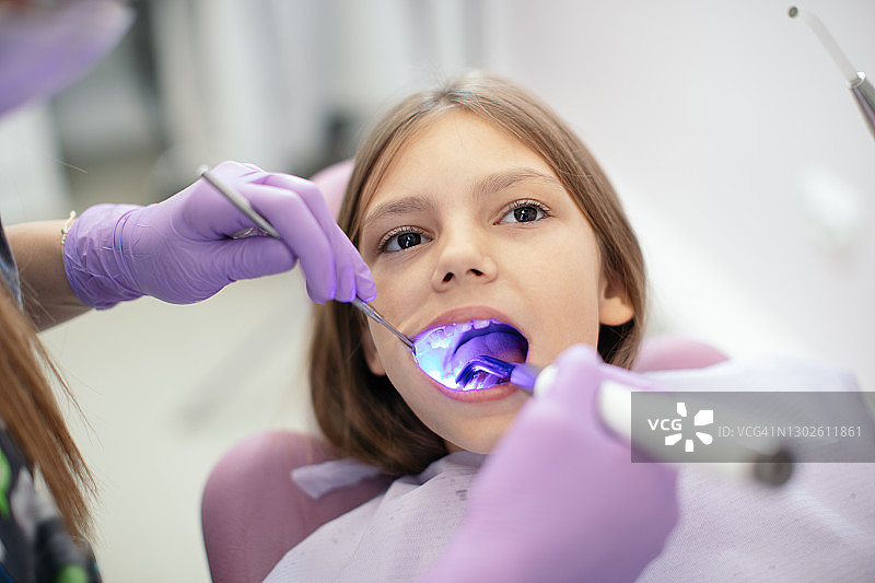 少女在牙科诊所图片素材