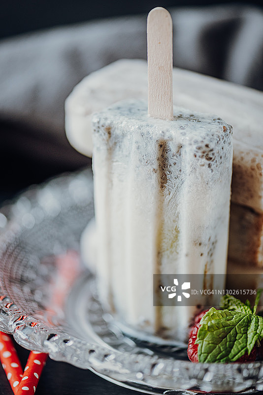 纯素椰子冰淇淋沙冰冰棒图片素材