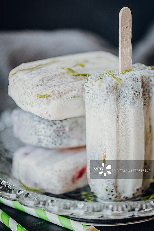 纯素椰子冰淇淋沙冰冰棒图片素材