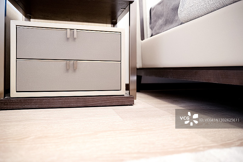 床头柜抽屉的仰视角度图片素材