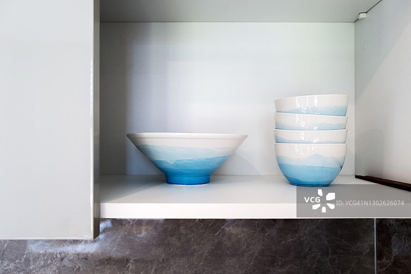 橱柜里的几个碗图片素材