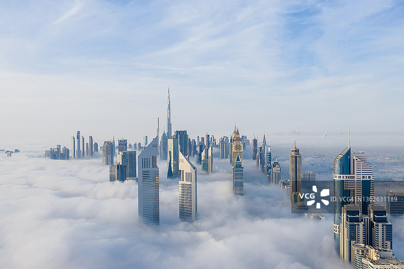 冬季迪拜天际线被浓雾笼罩鸟瞰图片素材