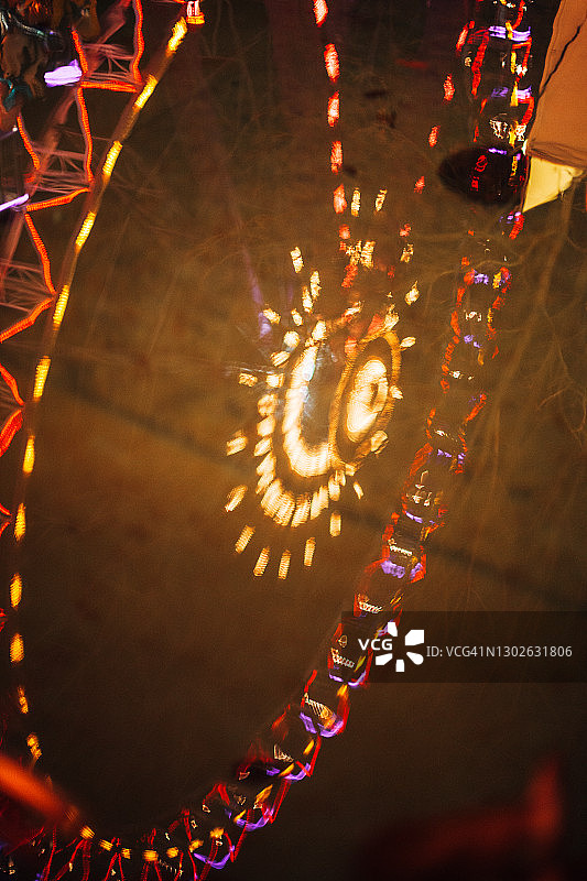 彩色摩天轮游乐场的倒影图片素材