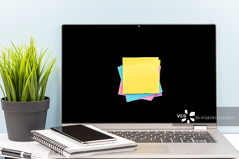 笔记本电脑屏幕上的彩色便利贴图片素材