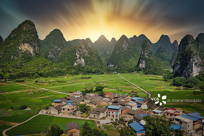 喀斯特地形山区中的村庄图片素材