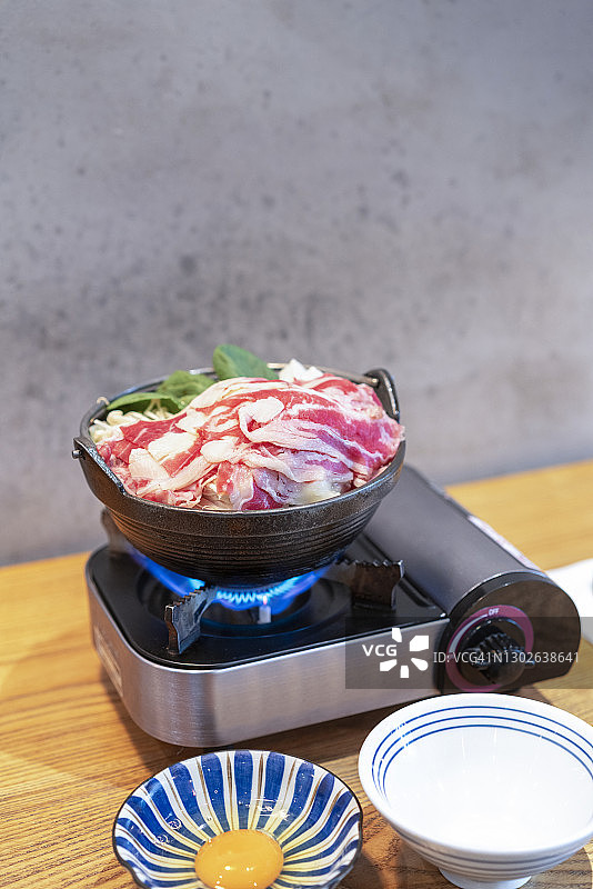 餐厅里的日式牛肉火锅特写图片素材