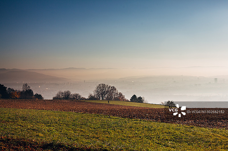 日落时分连绵起伏的农田图片素材