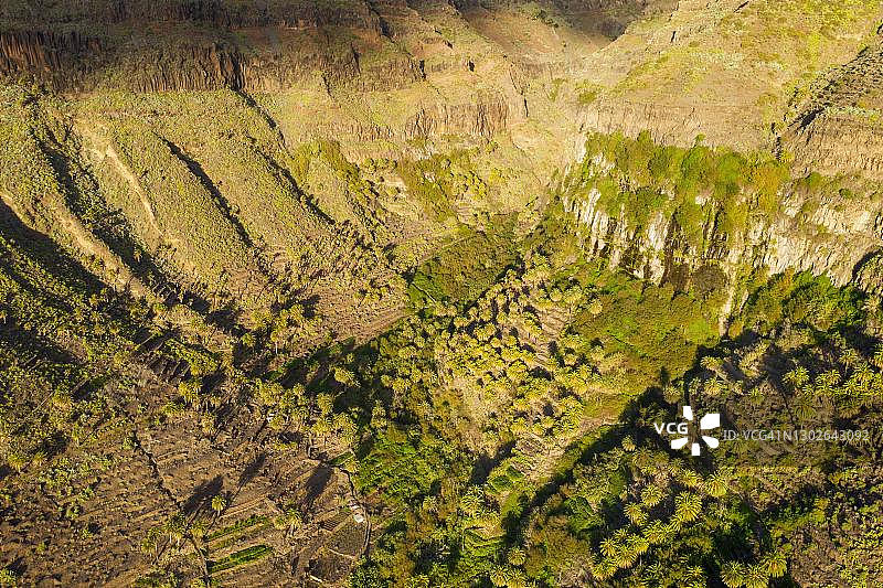 傍晚光线下格朗雷山谷的上部山谷，无人机拍摄，西班牙加那利群岛拉戈梅拉岛图片素材