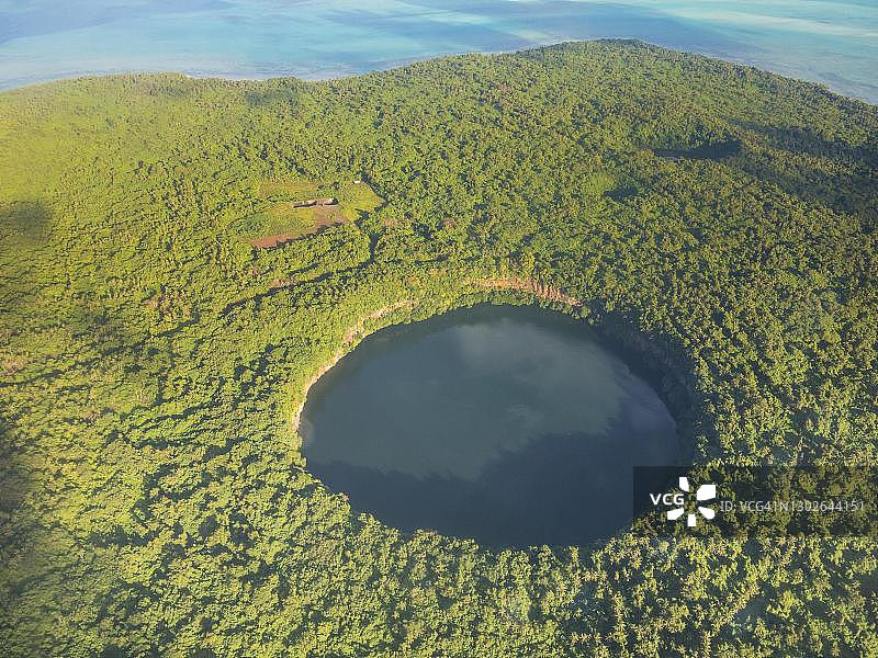 瓦利斯和富图纳群岛瓦利斯中心拉洛拉洛火山湖鸟瞰图片素材