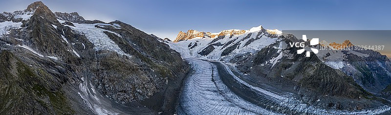 瑞士伯尔尼高地山区冰川日出全景图片素材