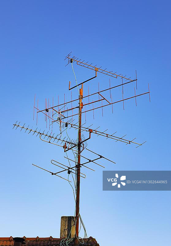 老城区房屋顶上的电视天线，斯洛伐克，布拉迪斯拉发图片素材