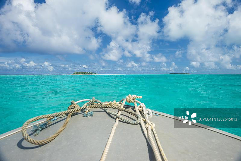 瓦利斯和富图纳岛礁湖中碧绿的海水图片素材