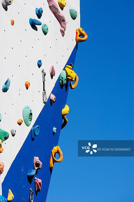 奥地利攀岩墙上的手扶钩环图片素材