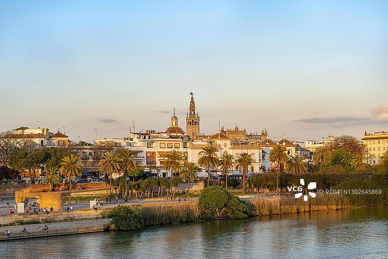 西班牙塞维利亚瓜达尔基维尔河斗牛场景观图片素材