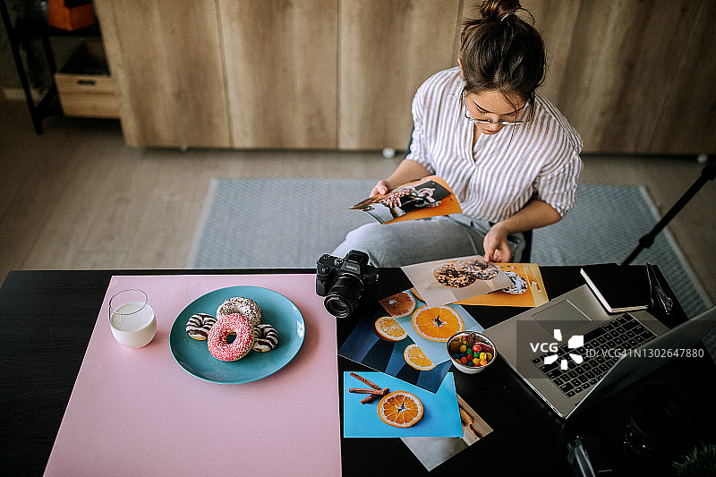 女美食摄影师在家庭办公室工作室选择照片图片素材