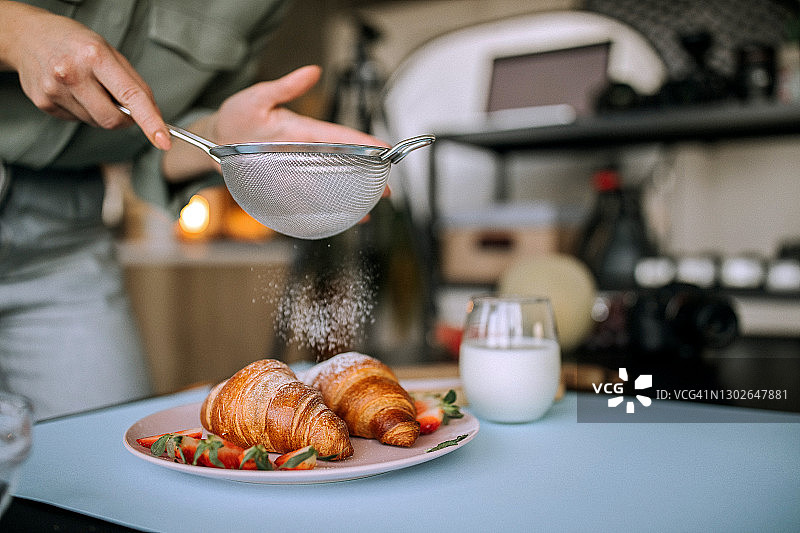 女美食摄影师准备美味的早餐进行拍摄图片素材