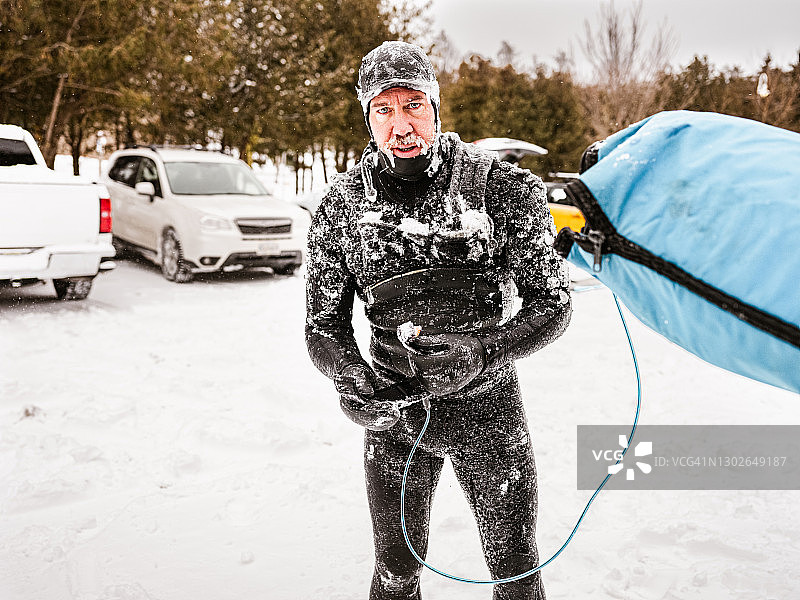 冬季冲浪后收拾装备的中年男人图片素材