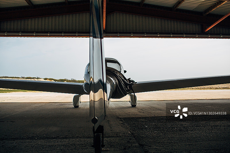 机库内的小型单引擎飞机图片素材