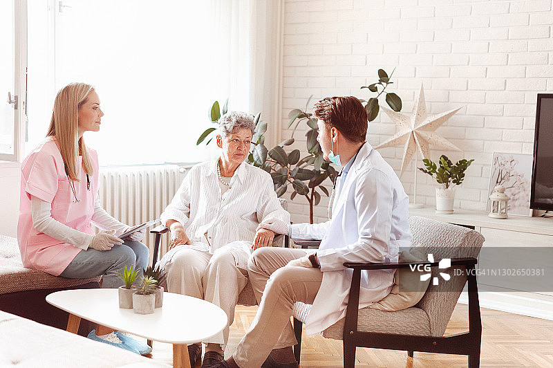 医生上门为年长女性检查身体图片素材